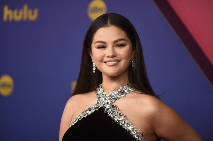 Na snímku z předávání cen Emmy je herečka Selena Gomez.