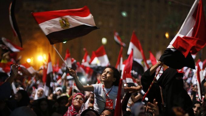 Jásající dav na káhirském náměstí Tahrír slaví pád prezidenta Mursího.