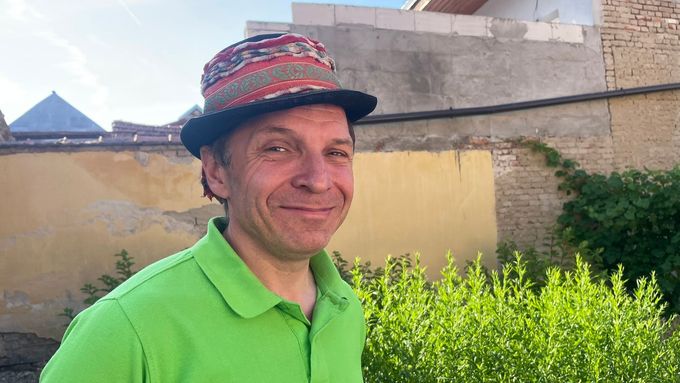 Aktuálně.cz mluvilo s truhlářem z východní Moravy, v rozhovoru poukazuje na to, jak je obtížné najít kolegy do řemesla, kteří by chtěli pracovat.