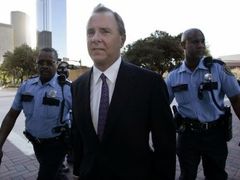 Bývalý šéf Enronu Jeff Skilling jde v doprovodu stráže k houstonskému soudu
