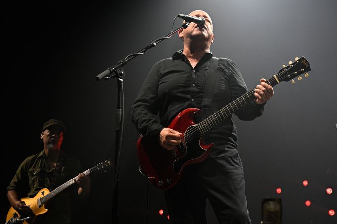 Na snímku z koncertu Pixies v pražském Foru Karlín je frontman Frank Black.