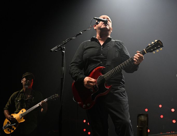 Na snímku z koncertu Pixies v pražském Foru Karlín je frontman Frank Black.