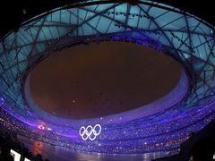 Rozsvícené olympijské kruhy v čínském Národním stadionu při zahajovacím ceremoniálu olympijských her v Pekingu.