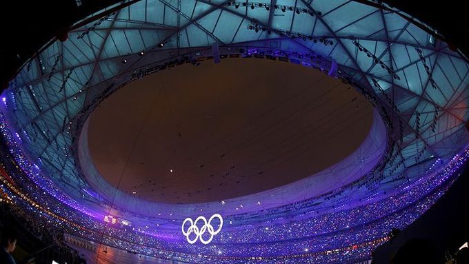 Rozsvícené olympijské kruhy v čínském Národním stadionu při zahajovacím ceremoniálu olympijských her v Pekingu.