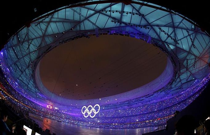 Rozsvícené olympijské kruhy v čínském Národním stadionu při zahajovacím ceremoniálu olympijských her v Pekingu.