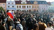 Far-right extremists mixed with inhabitants of Litvínov listened to speeches mostly made by the Workers' Party. Its chairman Tomáš Vandas said among other things that the Czech Republic should not become a "haven for all migrants in the world".