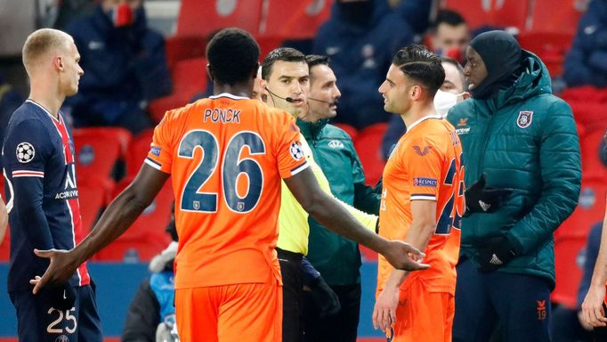 Rozhodčí Ovidiu Hategan během přerušení zápasu PSG - Basaksehir.