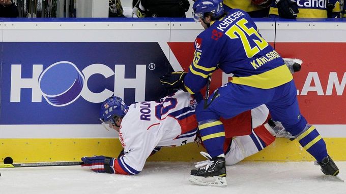 Karlsson zbořil Rolinka a Švédové vyhráli 2:1.