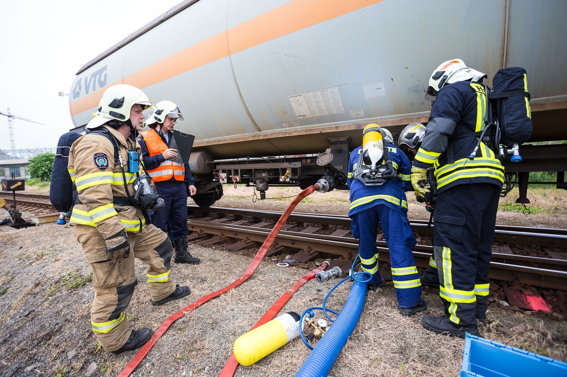 Vlak - nákladní vagon - cisterna - hasiči - záchranáři