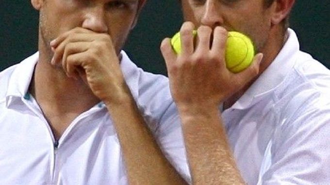 Němečtí tenisté Alexander Waske (vlevo) a Michael Kohlmann ve čtyřhře čtvrtfinálového zápasu Davis Cupu proti Belgii.
