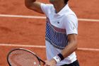 Djokovič se protrápil do 4. kola French Open, Nadal soupeře zničil