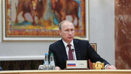 Vladimir Putin při rozhovorech v Minsku