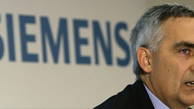 Šéf firmy Siemens Peter Löscher na tiskové konferenci, kde oznámil zeštíhlení firmy o téměř 17 tisíc lidí.