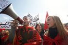 Makedonci se na demonstraci střetli s Albánci. Důvodem je obrovský kříž