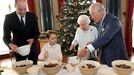 Čtyři generace britské královské rodiny se sešly na jedné fotce při přípravě vánočního pudinku.