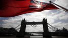 A flag on the back of a river boat flutters above Tower Bridge after the Olympic Rings were lowered into position for display from the walkways in central London, June 27, 2012. The London 2012 Olympic games will begin on July 27. REUTERS/Andrew Winning (BRITAIN - Tags: CITYSPACE SPORT OLYMPICS TPX IMAGES OF THE DAY) Published: Čer. 27, 2012, 10:50 dop.