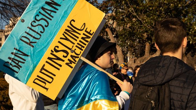 Před Bílým domem ve Washingtonu protestují proti ruské invazi na Ukrajinu lidé hned od jejího začátku. Vyjadřují také podporu americké pomoci Kyjevu.