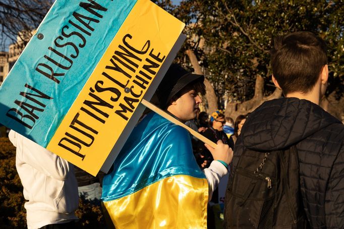 Před Bílým domem ve Washingtonu protestují proti ruské invazi na Ukrajinu lidé hned od jejího začátku. Vyjadřují také podporu americké pomoci Kyjevu.