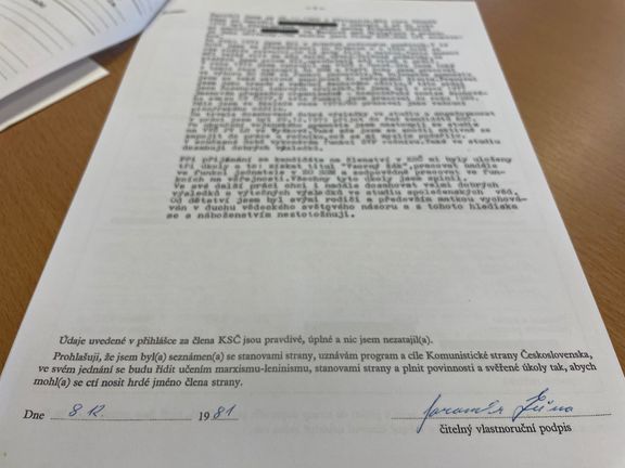 Zůna svůj životopis napsal na třetí stranu přihlášky psacím strojem a vlastnoručně 8. prosince 1981 podepsal.