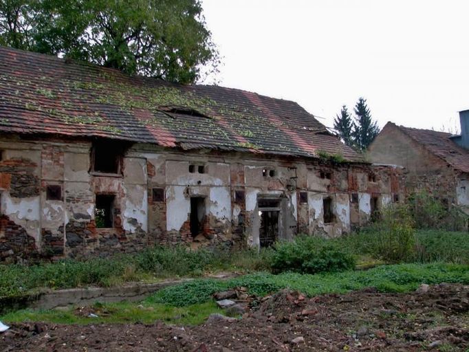 Budova chlévů v areálu Třebešice - původní stav.