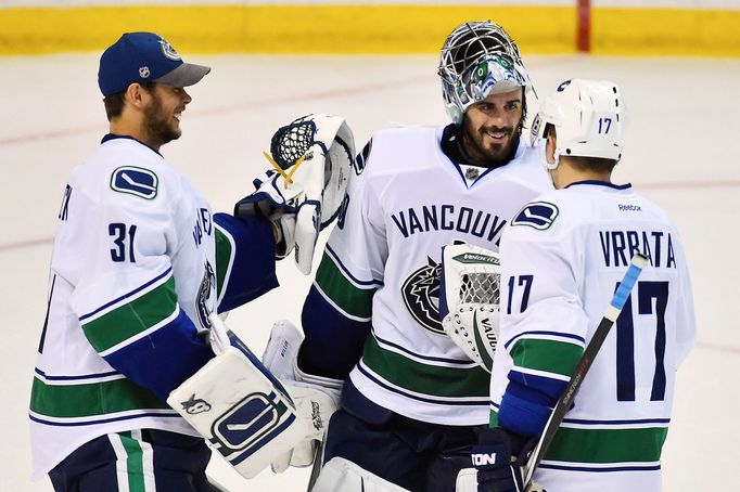 Hráči Vancouveru slaví vítězství (Eddie Lack, Ryan Miller, Radim Vrbata)