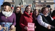 Každá třetí žena světa za svůj život čelila nějakému druhu násilí ze strany mužů. Celosvětové hnutí One Billion Rising (Jedna miliarda povstává) na to už sedm let upozorňuje formou tance.