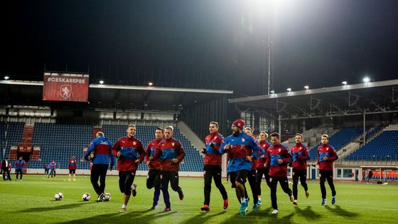 Fotbalisté v předtréninkovém výklusu