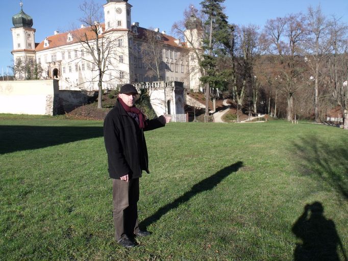 Park před zámkem v Mníšku pod Brdy. "Oblíbené místo divokých prasat," říká Miloš Navrátil z místního městského úřadu.