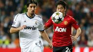 SAMI KHEDIRA. Na druhém místě je o cca 10 milionů eur "levnější" německý mistr světa Sami Khedira. Ten už měl nakročeno z Realu Madrid do Arsenalu, ale vše se zaseklo na jeho přehnaných finančních požadavcích.