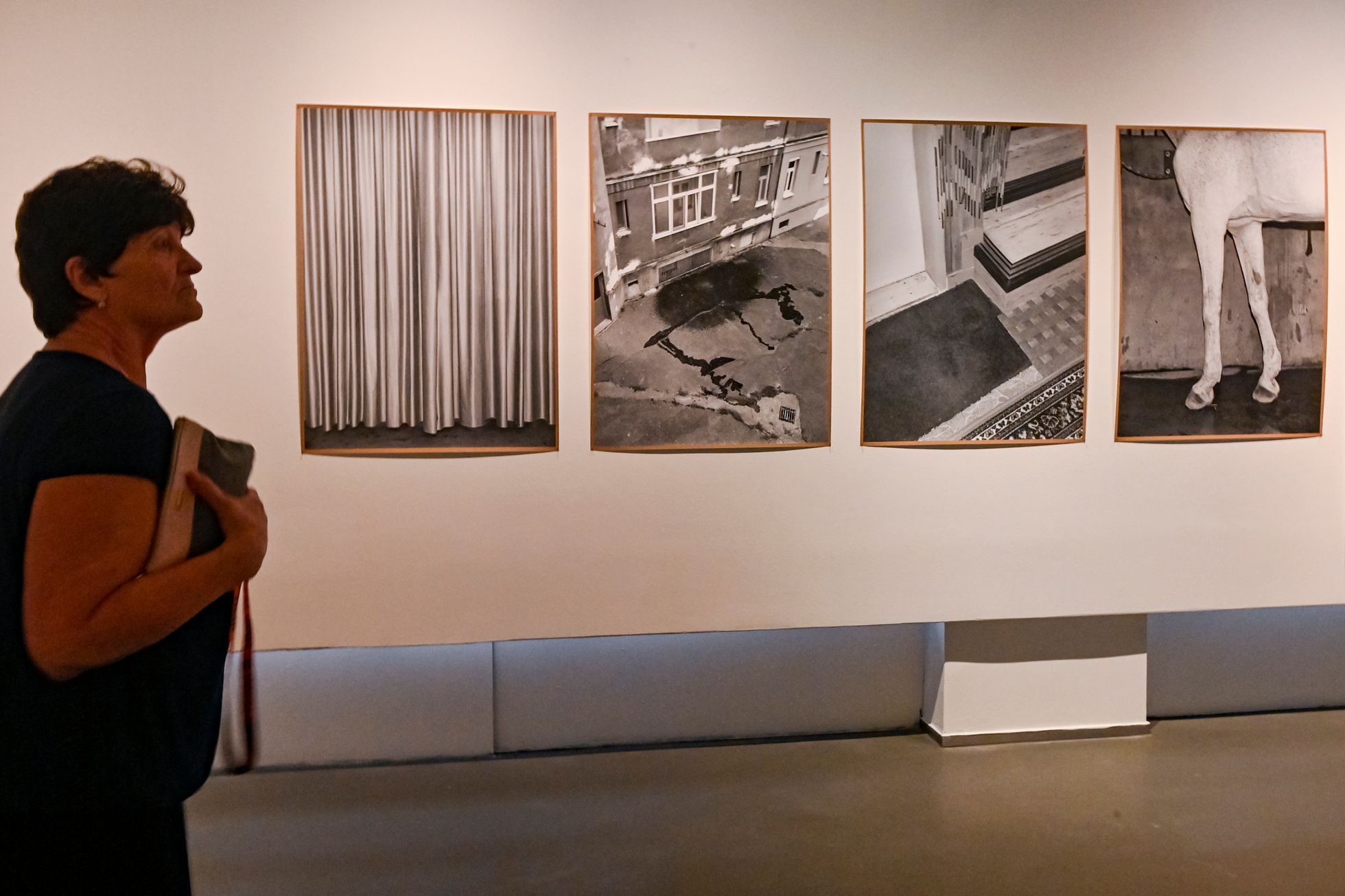 Věštění z noční oblohy částečně zakryté mraky