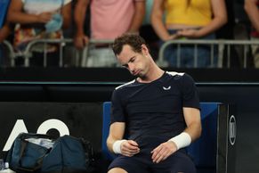 Krásná Ester v červené, vyřízený Murray a Rybáriková s rackem. Australian Open začalo