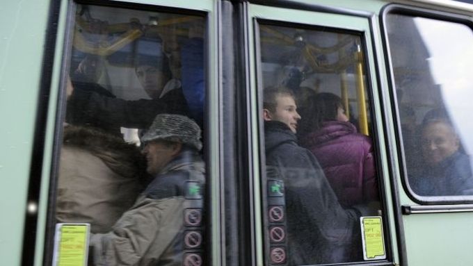Přeplněné autobusy místo metra. Praha, 8. prosince odpoledne.
