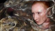 Modelka předvádí futuristickou kreaci od návrhářky Iris van Herpen, která spojuje tradiční řemeslo s 3D tiskem a inspirací oceánem, každý šev je výsledkem dialogu mezi vědou a uměním.