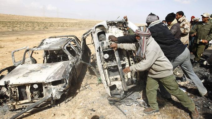 Třináct vojáků povstalecké armády, která bojuje proti libyjskému vůdci Kaddáfímu zahynulo při útoku letadla NATO.