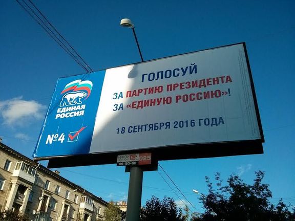 Billboardy vládní strany Jednotné Rusko visí po celém městě.