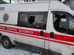 Rozstřílená ukrajinská sanitka ve městě Derhači u Charkova.