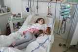 Navzdory včas zahájené léčbě i stanovení diagnózy se stav pacientky rychle horšil a počátkem února upadla Kačenka do bezvědomí, ve kterém setrvala bezmála rok (snímek z 1. února 2012).