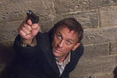 Bude Bond žít s Moneypenny na americkém předměstí?