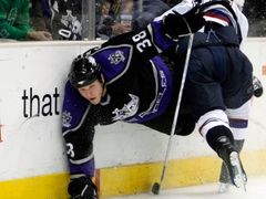 Markus Naslund Vancouveru trefil Kevina Dallmana z Los Angeles.