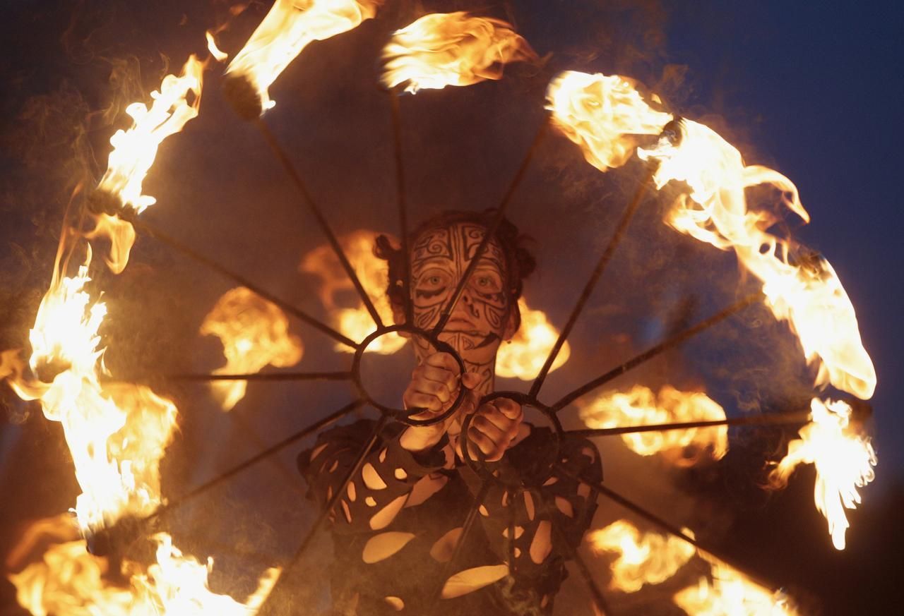 Obrazem: Fascinující hra s ohněm na festivalu v Minsku