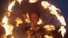 An artist from Belarussian theatre "Digris" performs with fire during a fire festival in Minsk May 19, 2012. REUTERS/Vasily Fedosenko (BELARUS - Tags: SOCIETY) Published: Kvě. 20, 2012, 3:46 dop.