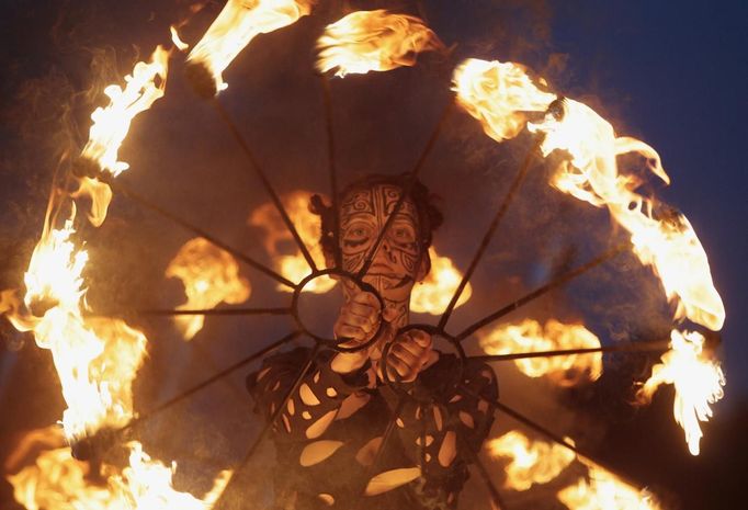 An artist from Belarussian theatre "Digris" performs with fire during a fire festival in Minsk May 19, 2012. REUTERS/Vasily Fedosenko (BELARUS - Tags: SOCIETY) Published: Kvě. 20, 2012, 3:46 dop.