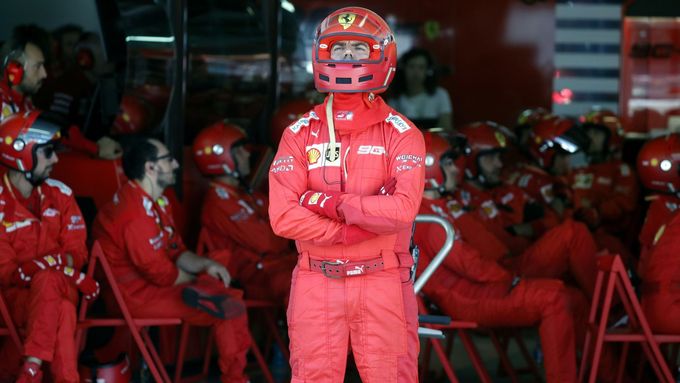 Mechanici Ferrari nemohli v boxech v SOči věřit svým očím. Závod rozjetý na vítězství se proměnil ve dvojitou porážku od Mercedesu.