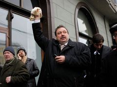 Gennadij Gudkov na opoziční demonstraci loni v prosinci.