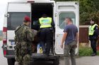 Policie zadržela na Domažlicku dodávku s 26 afghánskými uprchlíky, řidič utekl
