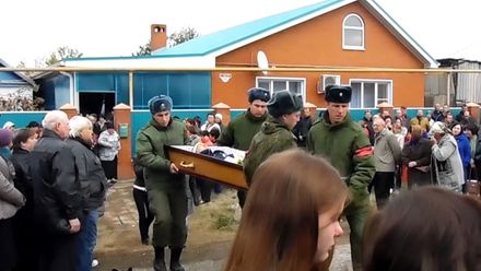 Rusové pohřbili prvního padlého ze Sýrie. Nevěříme, že se oběsil, tvrdí blízcí