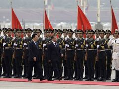 Dmitrij Medveděv navštívil Peking loni v květnu.