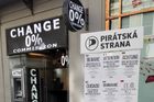 Pozor na euro za 16 korun. Piráti varují cizince před směnárnami přímo v ulicích