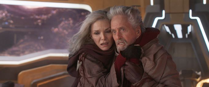 Michelle Pfeiffer v roli Janet a Michael Douglas jako Hank Pym.