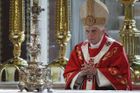 Papež se v Londýně omluvil za pedofilní kněží